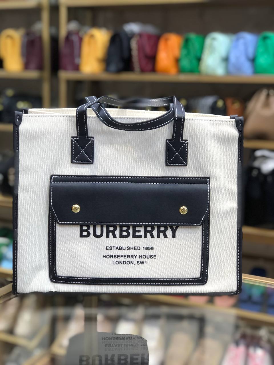 Burberry
mini sac cabas Freya Trois couleurs