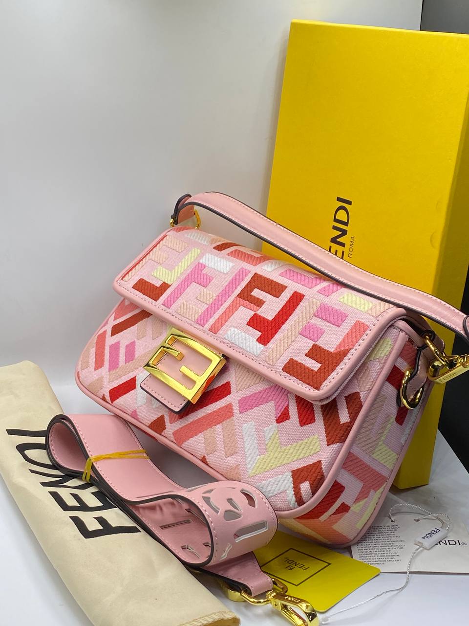 Sac Baguette moyen Fendi en toile à motif FF rose/rouge