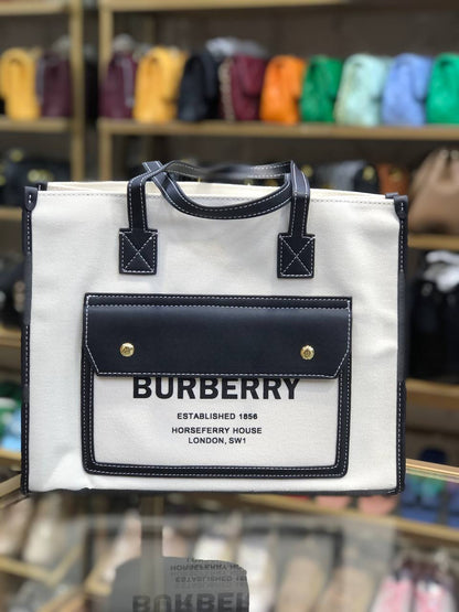 Burberry
mini sac cabas Freya Trois couleurs